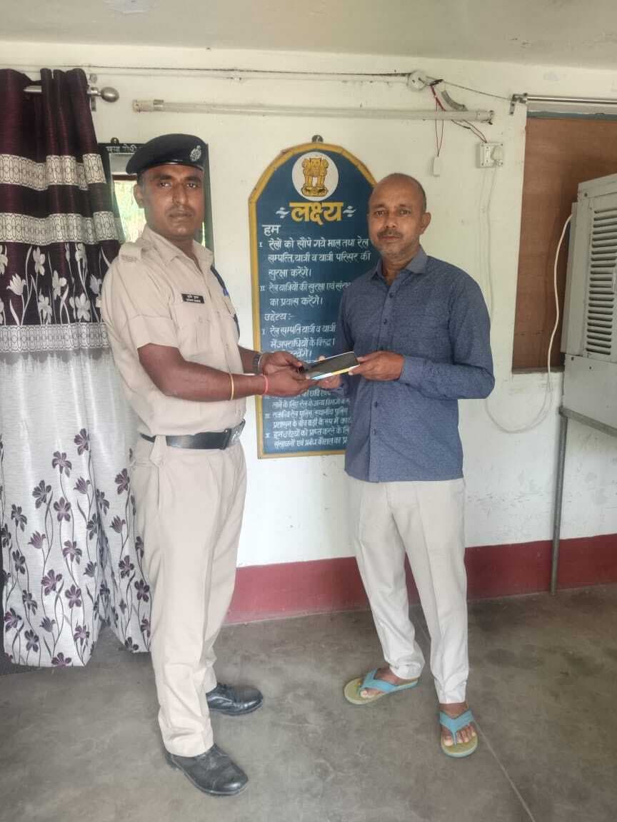 Giridih News :ऑपरेशन अमानत के तहत आरपीएफ ने यात्री को मोबाइल सौंपा