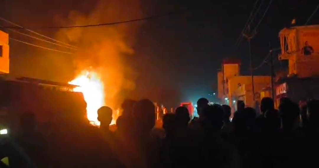 आटा मिल और बांस के ढेर में लगी आग, मची अफरातफरी