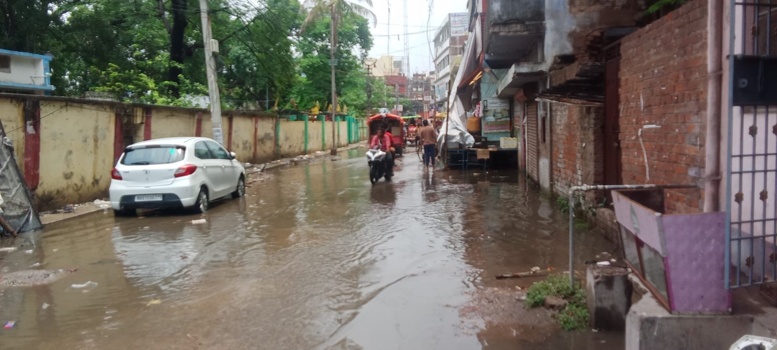 हल्की बारिश से नगर परिषद प्रशासन की पोल खुली