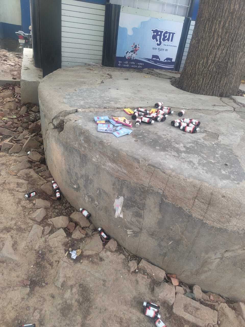 पीएचसी परिसर के पीछे फेंकी सरकारी दवा