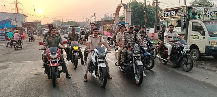 Bokaro News : पुलिस प्रशासन ने निकाला फ्लैग मार्च