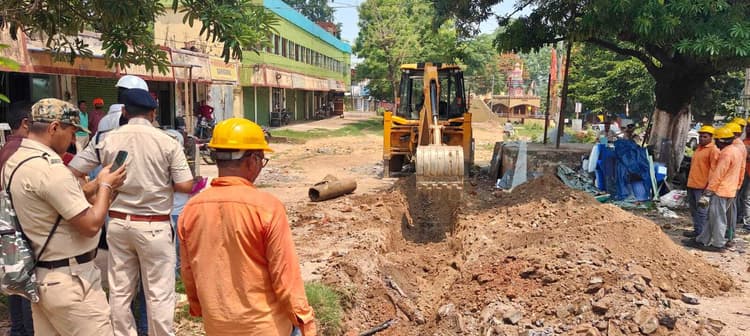 East Singhbhum News : दाहीगोड़ा : रेलवे की जमीन से पाइपलाइन को हटाया गया