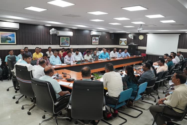 Jamshedpur News : सीएसआर गतिविधियों से हो स्पष्ट बदलाव, स्थानीय जरूरतों को मिले प्राथमिकता : उपायुक्त