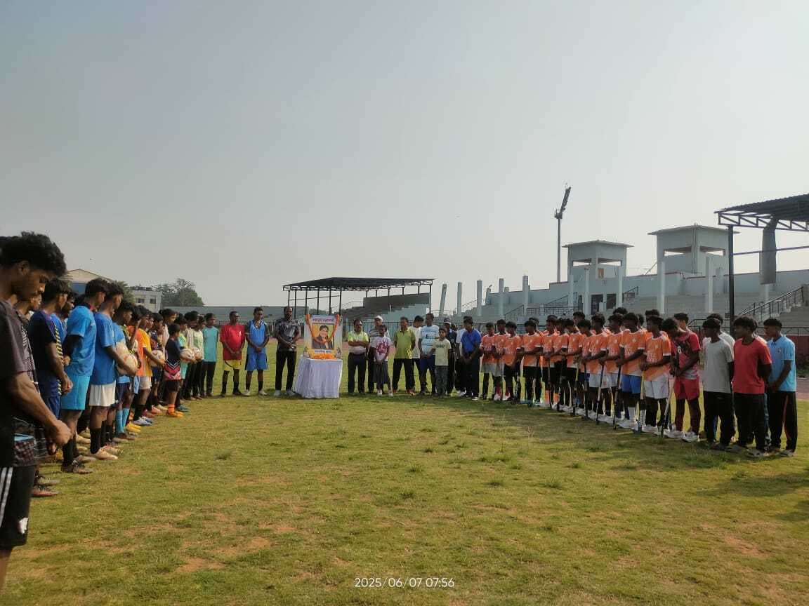 स्टेडियम में कोच प्रतिमा बरवा को दी गयी श्रद्धांजलि