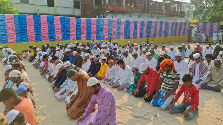 जिलेभर में बकरीद पर मस्जिदों व ईदगाहों में अदा की गयी नमाज, एक-दूसरे को दी मुबारकबाद