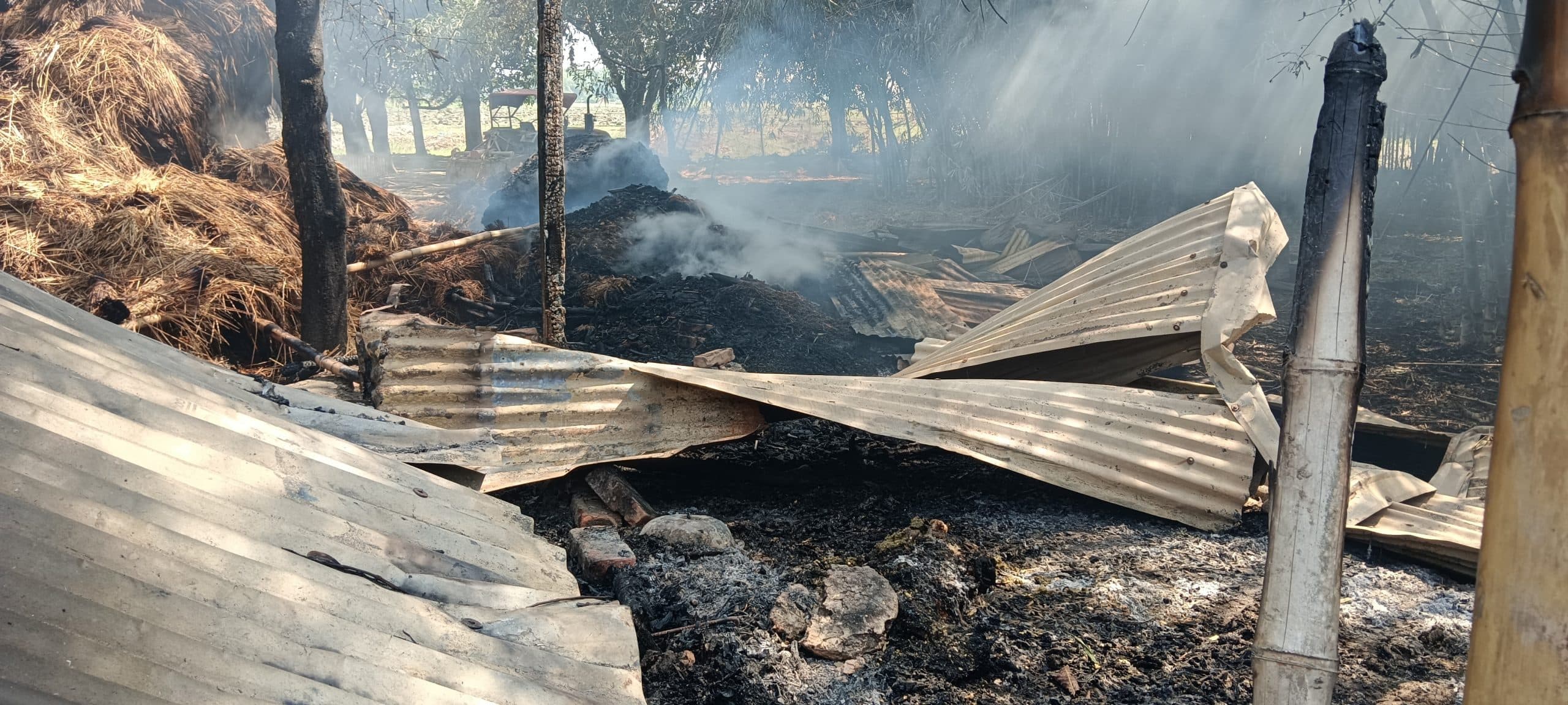 देर रात दुश्मनी से घर में लगायी आग, मवेशियों की जलकर मौत