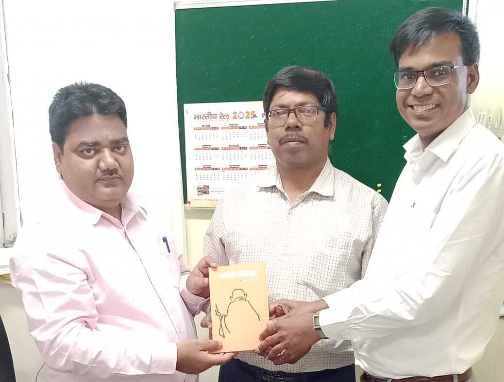 साहित्य अकादमी के उपसचिव को भेंट की पुस्तक