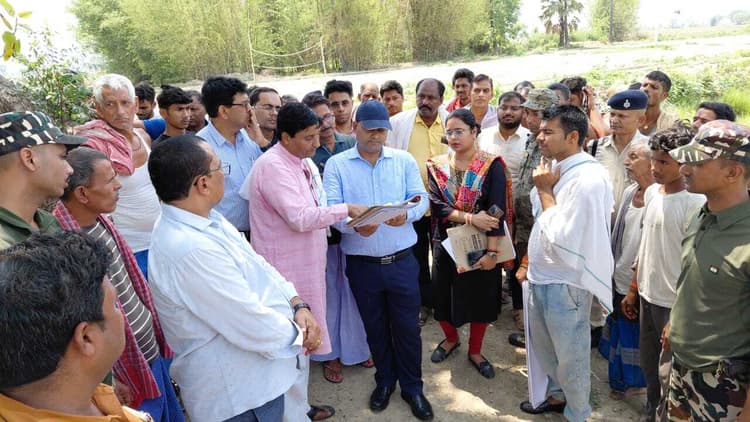 पंचायत भवन व डेयरी फार्म निर्माण के लिए डीएम ने चिह्नित भूमि का लिया जायजा