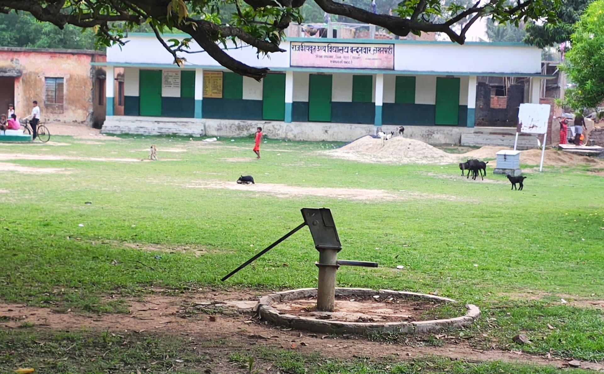 खराब चापाकलों की नहीं हो रही मरम्मत, उवि में भी परेशानी