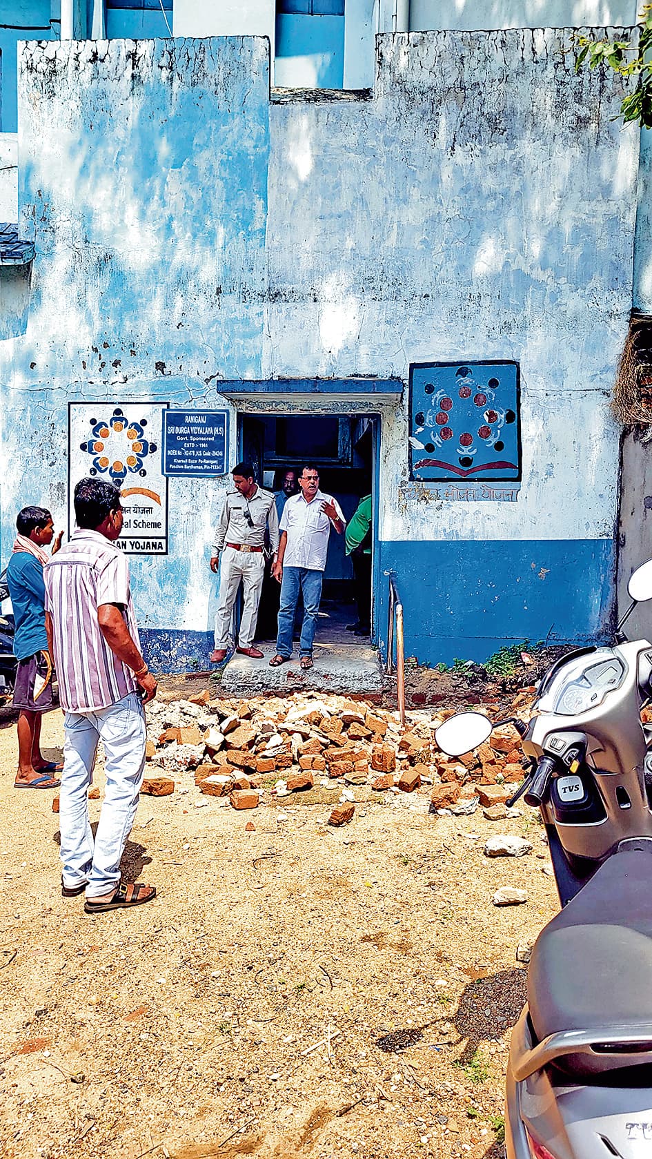 छुट्टी के दिन दुर्गा विद्यालय का मुख्यद्वार तोड़ने को लेकर बवाल