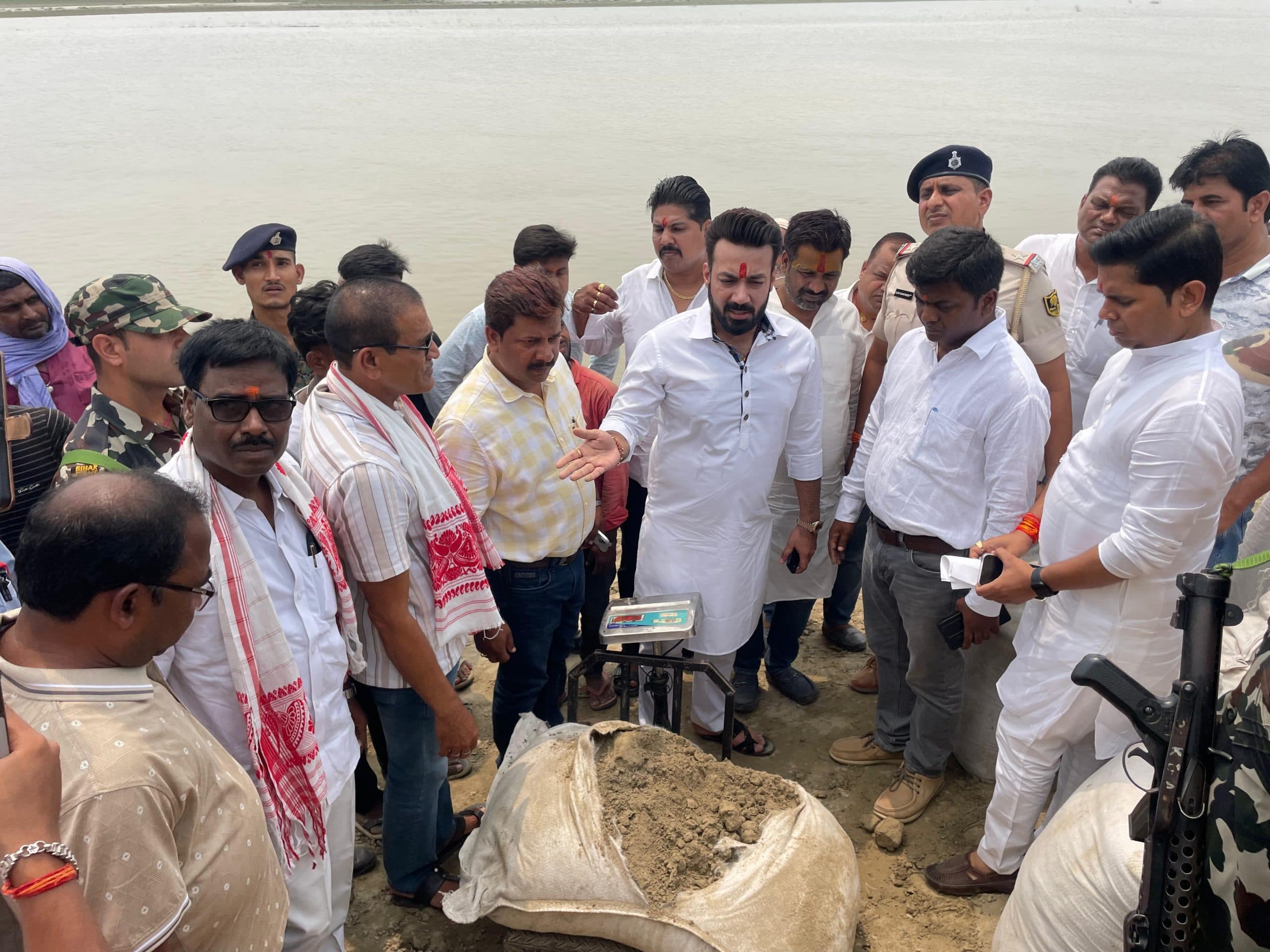 सूखे बालू की जगह गीली मिट्टी से ठेकेदार भर रहे थे जियो बैग, सांसद के निरीक्षण में खुली पोल