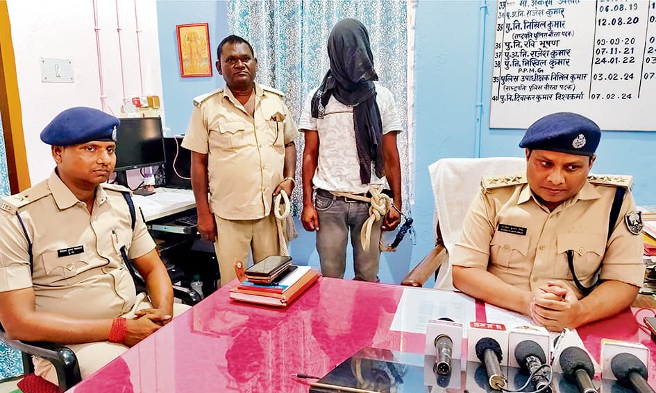 Jehanabad : लूटे गये ट्रैक्टर व अन्य सामान के साथ पुलिस ने लुटेरा को किया गिरफ्तार