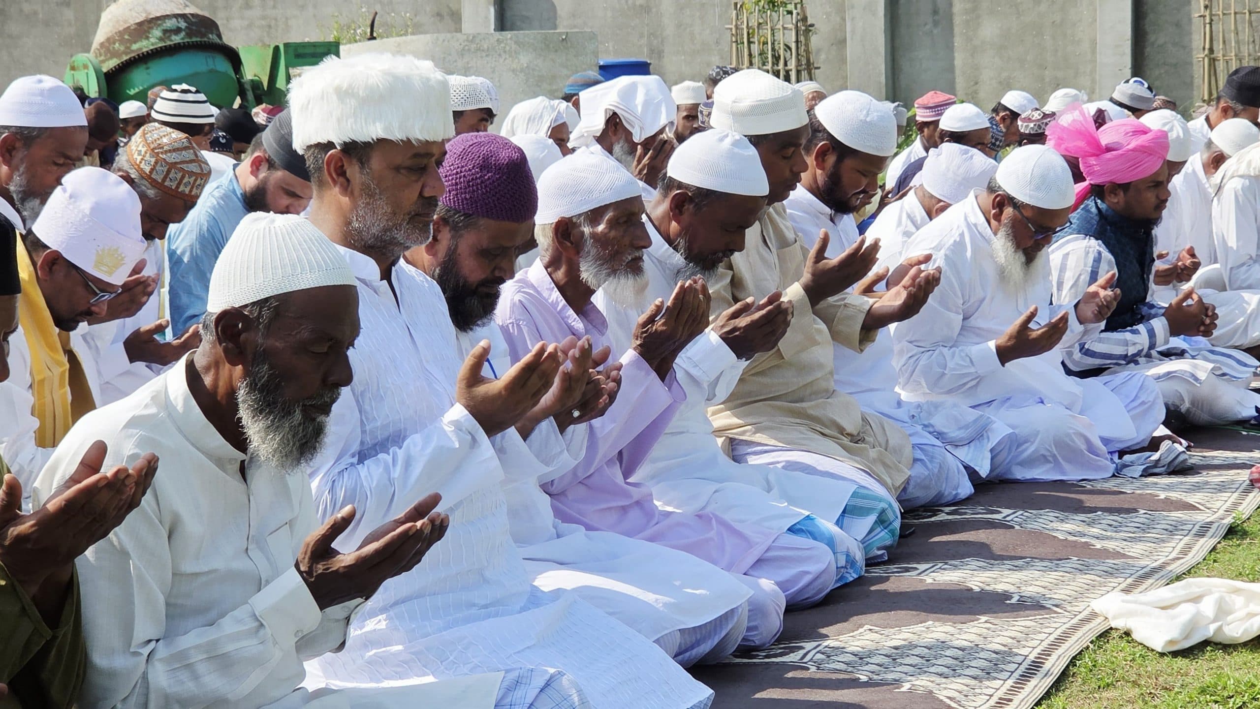 एक दूसरे को गले लगाकर दी बकरीद की बधाई