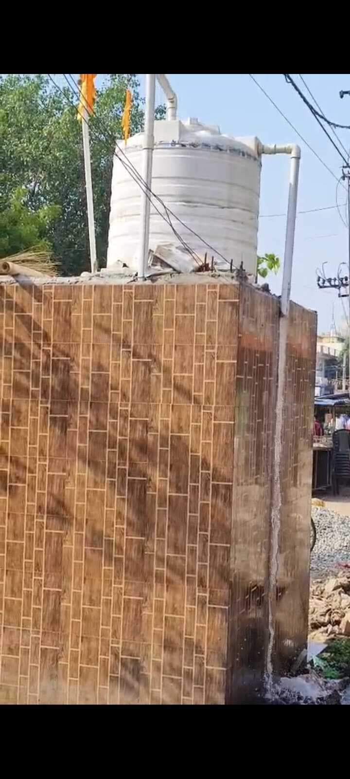 प्याऊ घर का दुरुपयोग करने से सैकड़ों गैलन पानी हो रहा बर्बाद