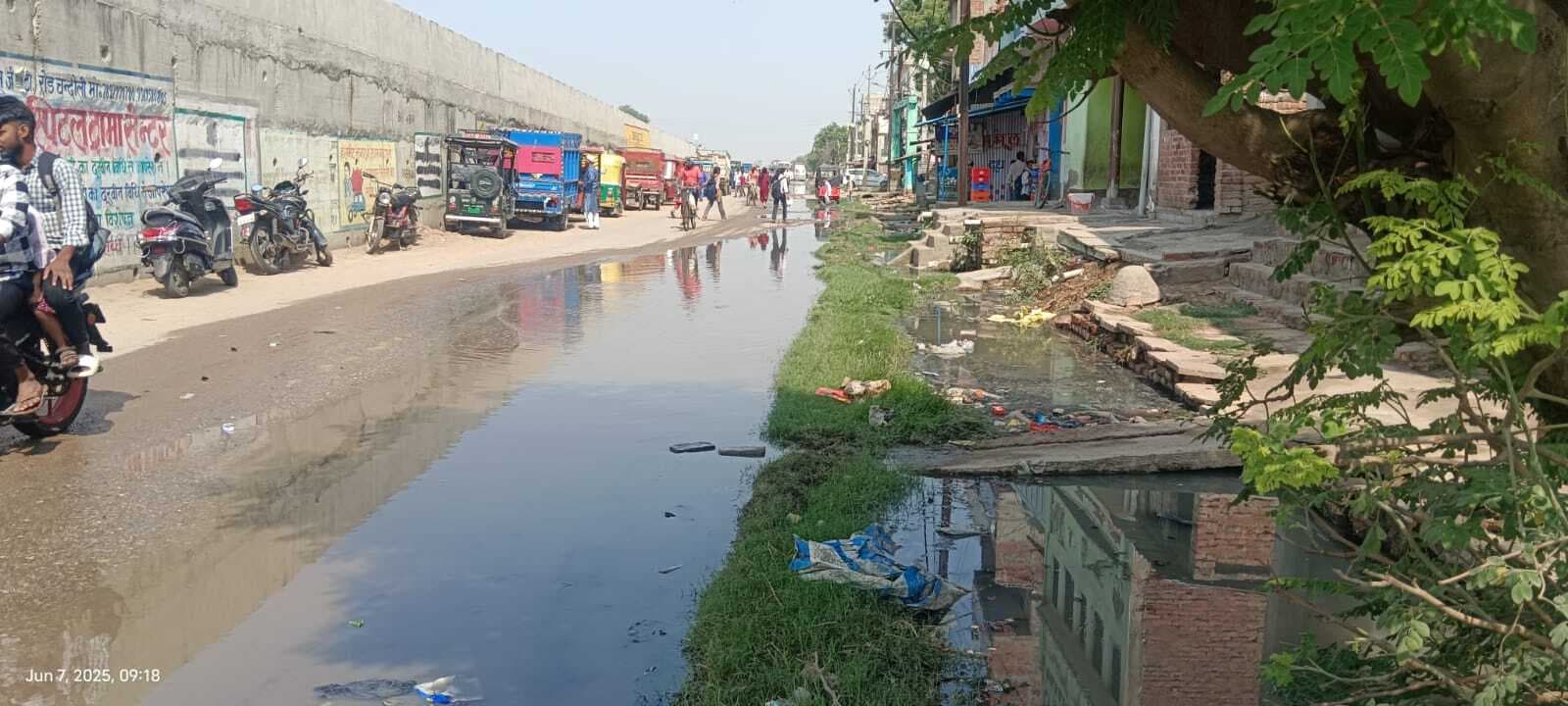 जगह-जगह नाला जाम, मूसलाधार बारिस होने पर डूबेगा मोहनिया शहर