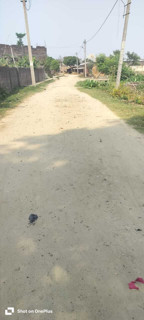 Bettiah : कई दशक से जर्जर है नेपाली टोला की मुख्य सड़क