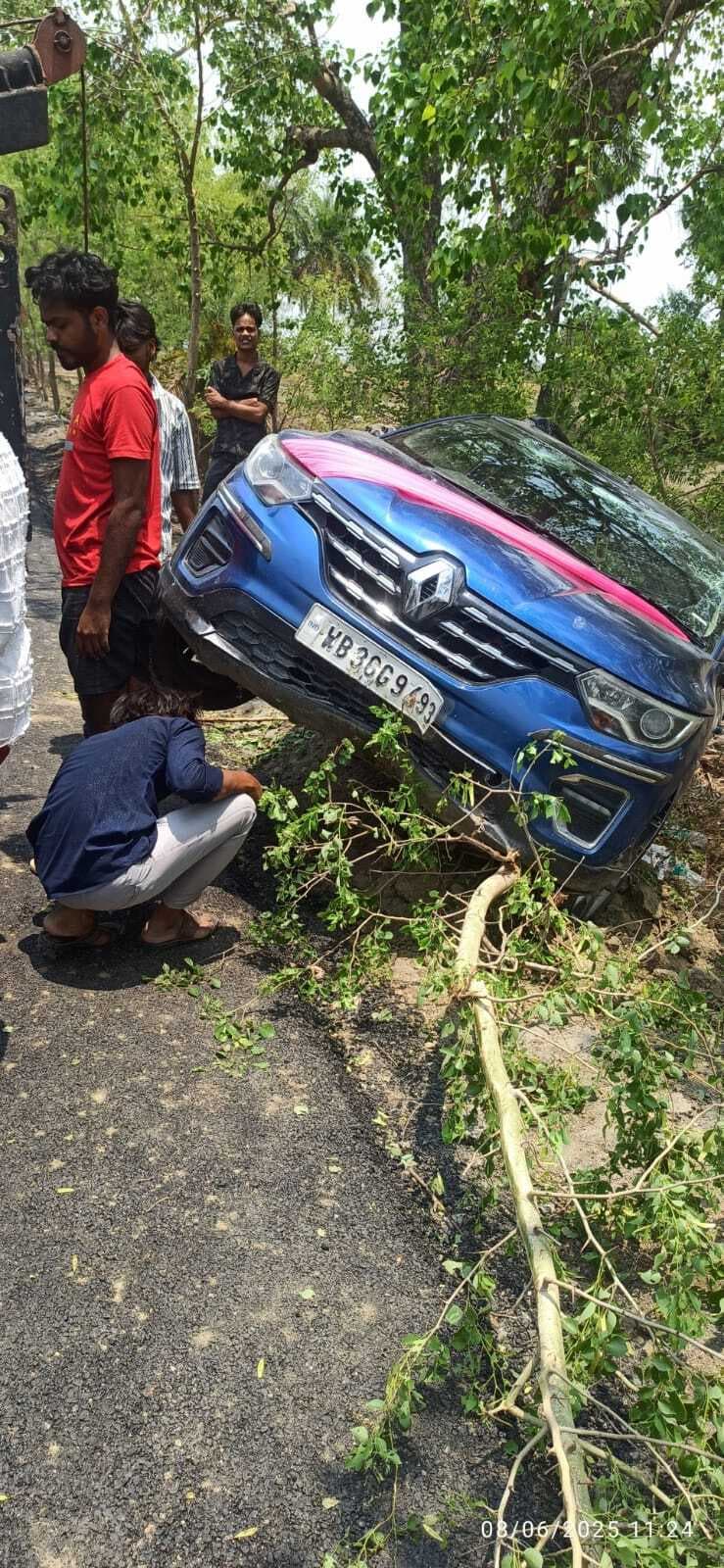 मोड़ पर दो कारें पलटी, बचे सवार