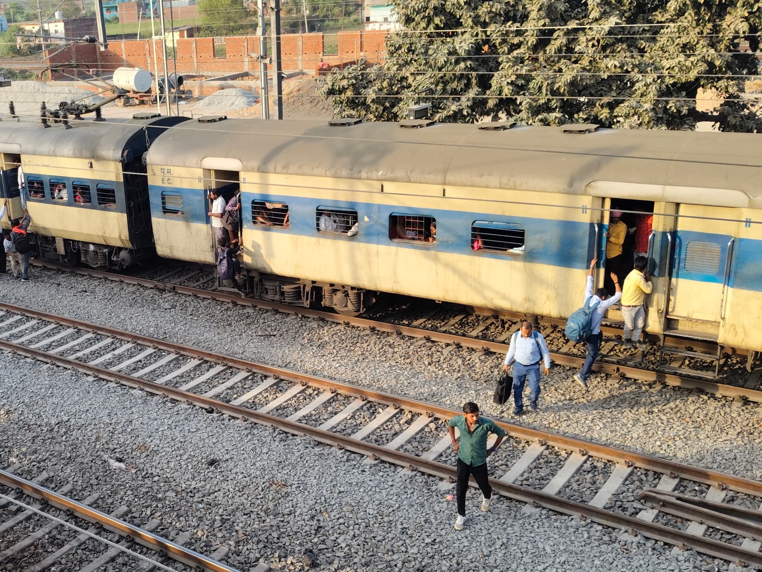 फुट ओवरब्रिज है, फिर भी लोग कर रहे रेलवे लाइन पार