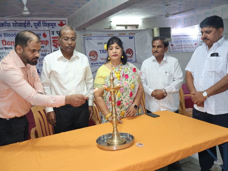 Jamshedpur news. हिमालया स्टील - रेड क्रॉस के आयोजित शिविर में 104 लोगों ने किया रक्तदान