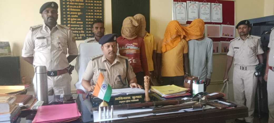 अलग-अलग थाना क्षेत्र से पांच अपराधी हथियार के साथ गिरफ्तार