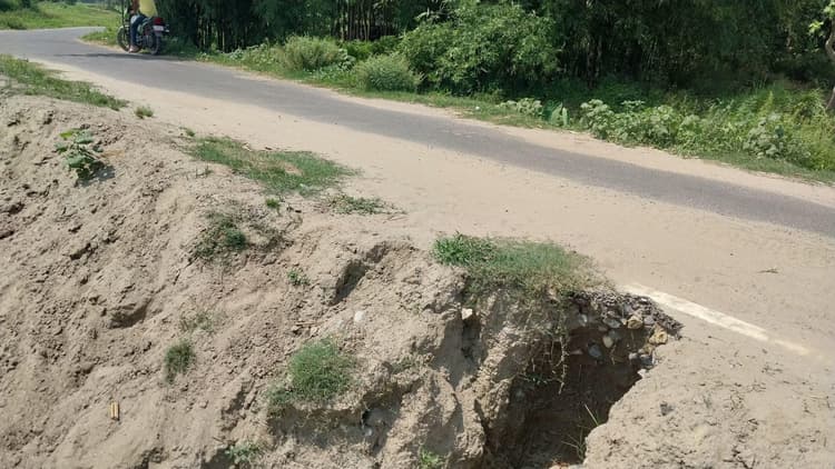 कट रहा है जहद घाट पुल का एप्रोच पथ