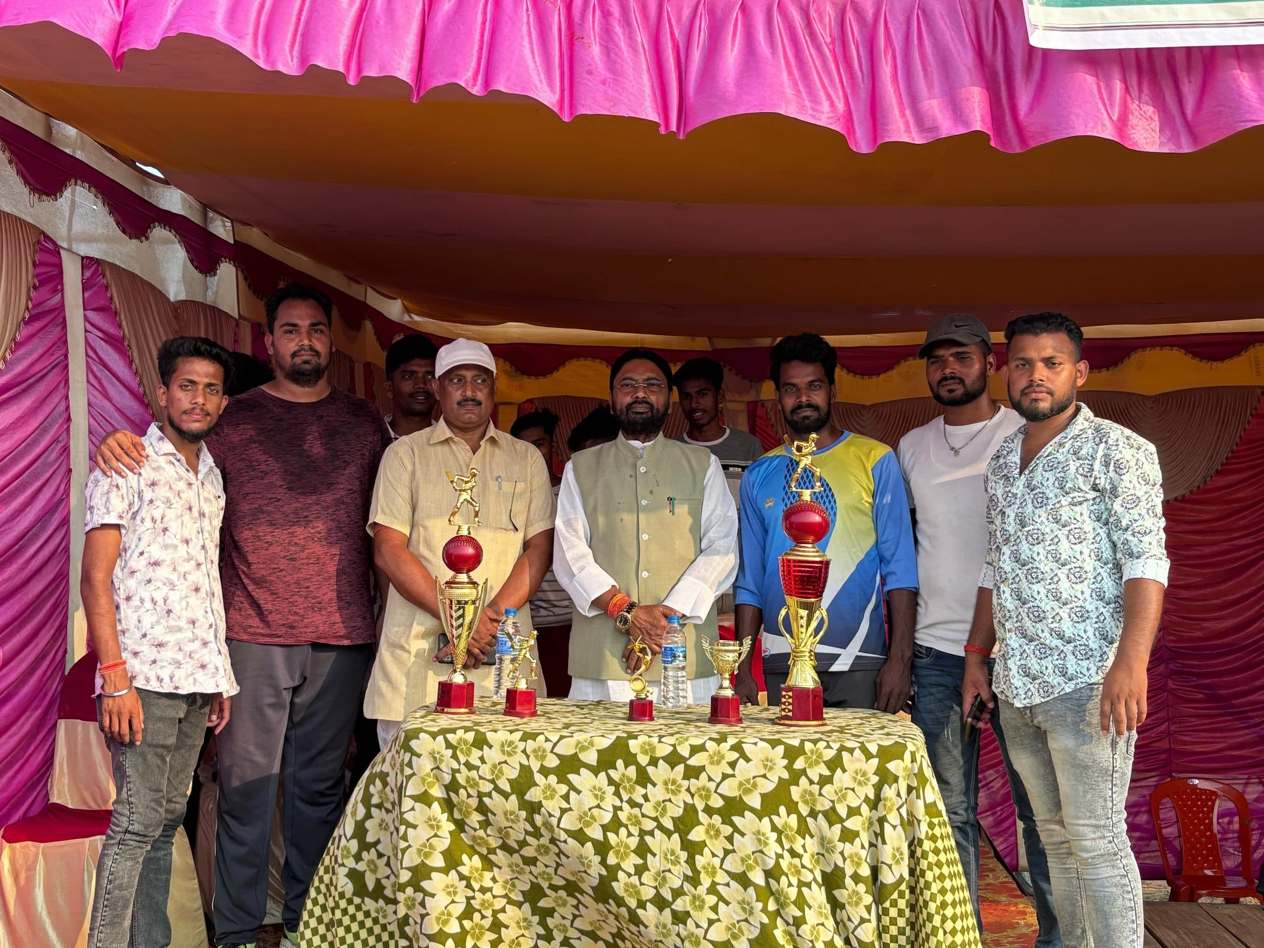 Deoghar News : सुपर ओवर तक रोमांच, स्कोर बराबर रहने से दोनों टीमें बनीं विजेता घोषित