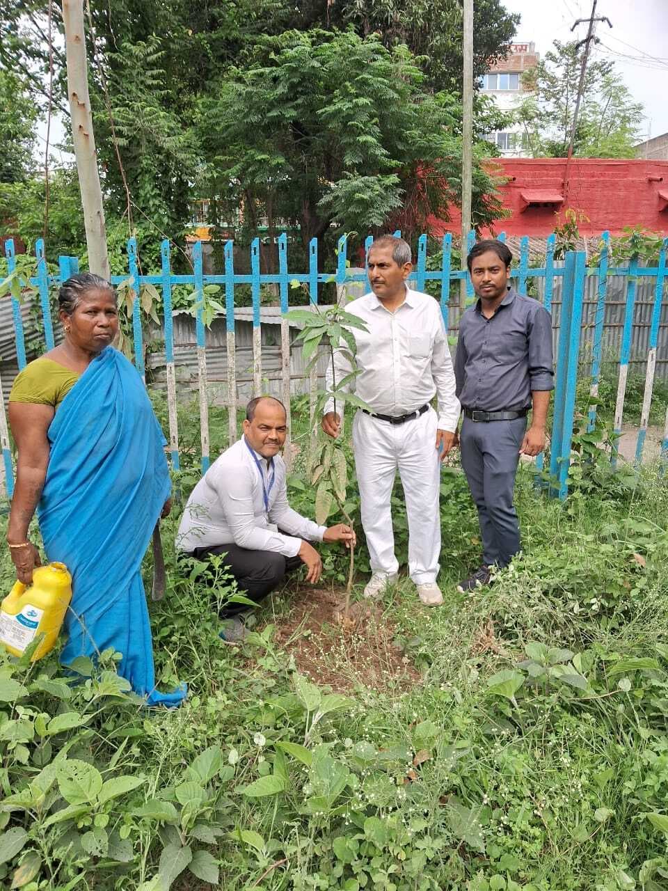 स्टेशन प्रबंधक ने किया पौधरोपण