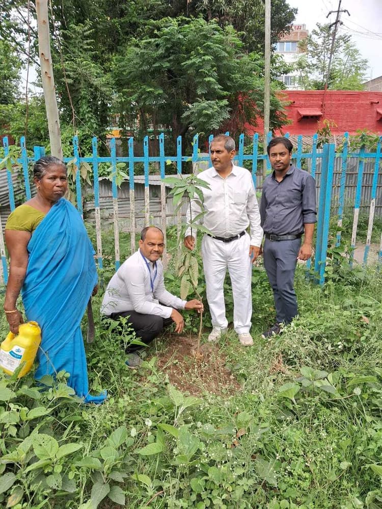 स्टेशन प्रबंधक ने किया पौधरोपण
