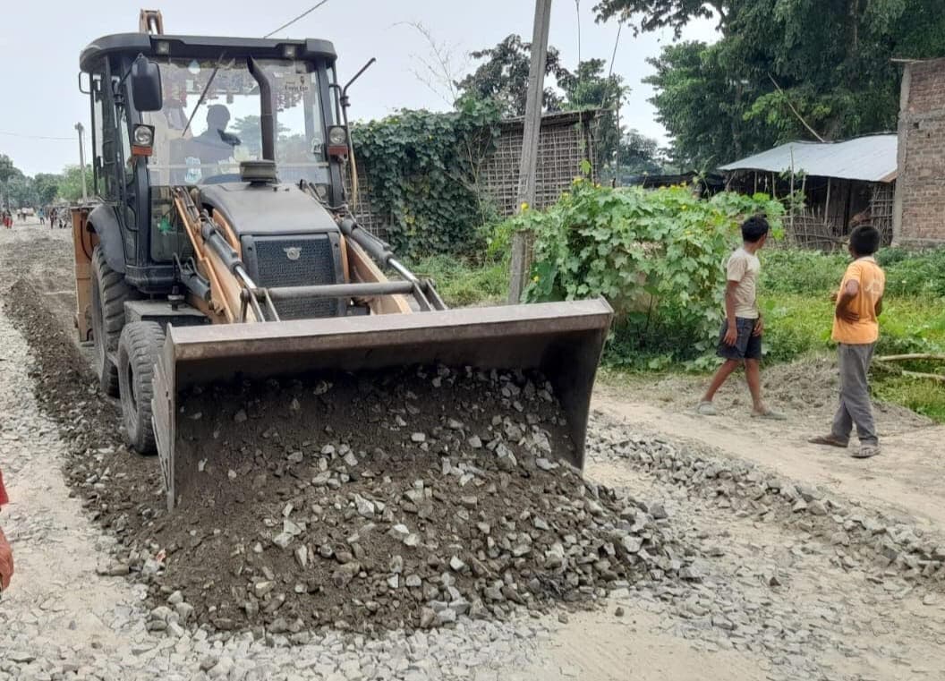 जर्जर सड़क का निर्माण कार्य शुरु