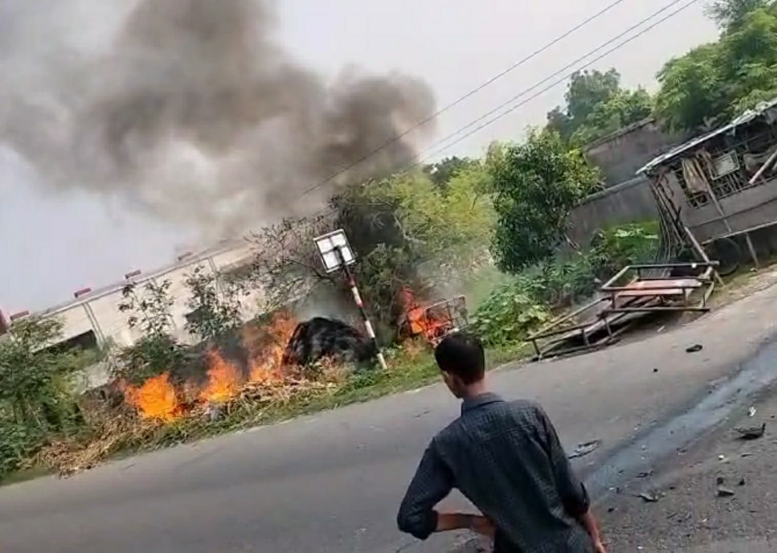 ट्रैक्टर व कार के बीच हुई टक्कर में ट्रैक्टर में लगी आग, मची अफरा तफरी