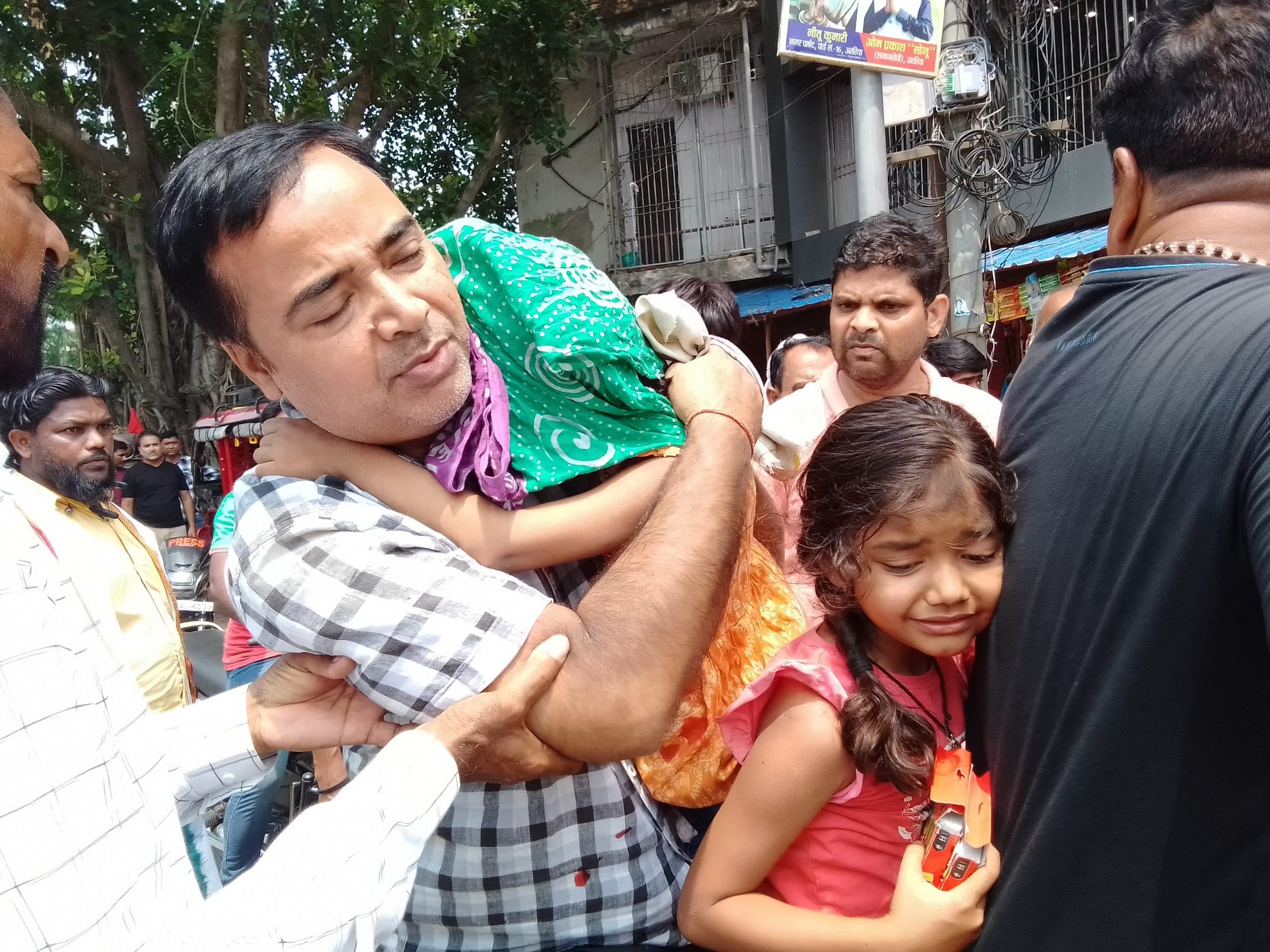 सड़क हादसे में दो बच्ची व उसके पिता घायल