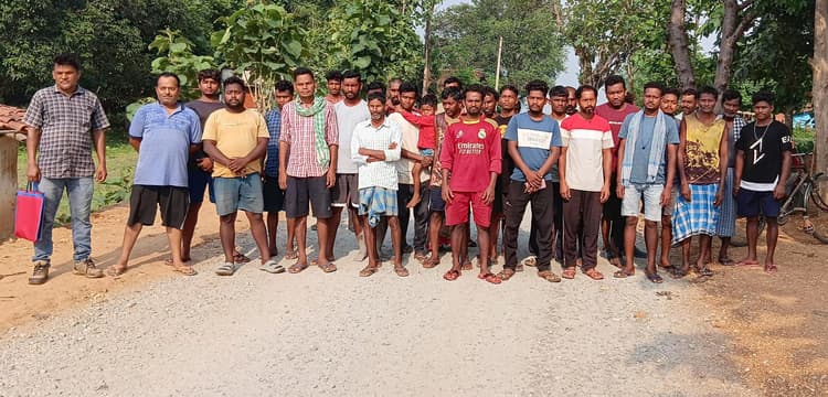 Chaibasa News : पहले जमीन का मुआवजा मिले फिर सड़क का किया जाये निर्माण