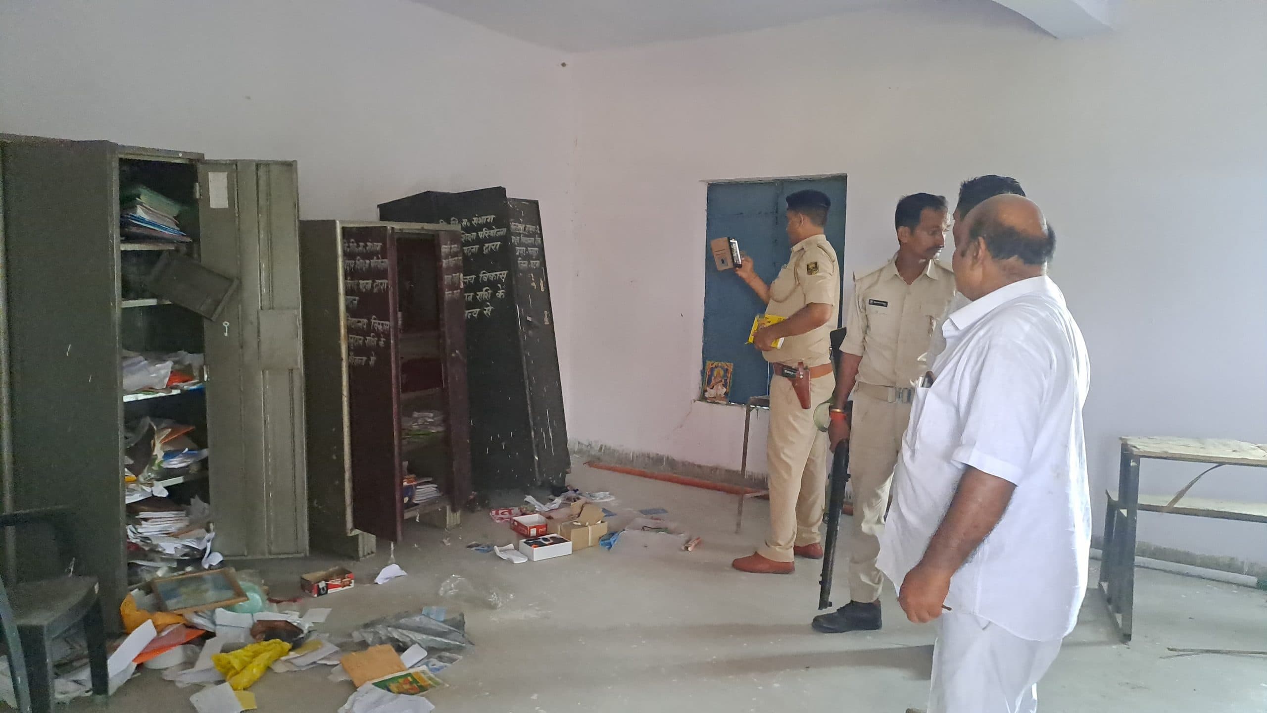 मध्य विद्यालय ढिबर से 25 बोरा चावल व सामान चोरी