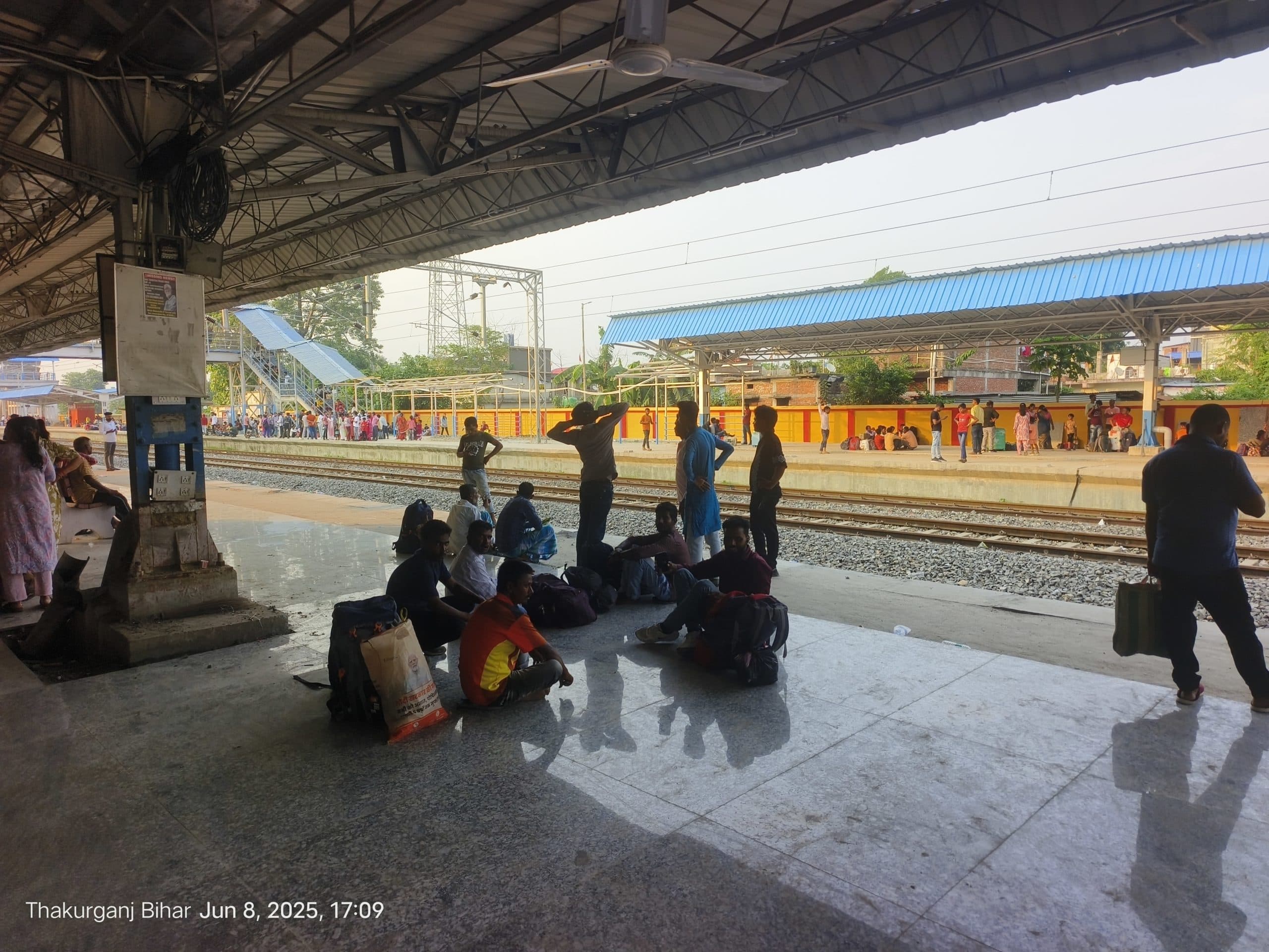 सिलीगुड़ी से कटिहार जा रही इंटरसिटी ट्रेन का इंजन खराब