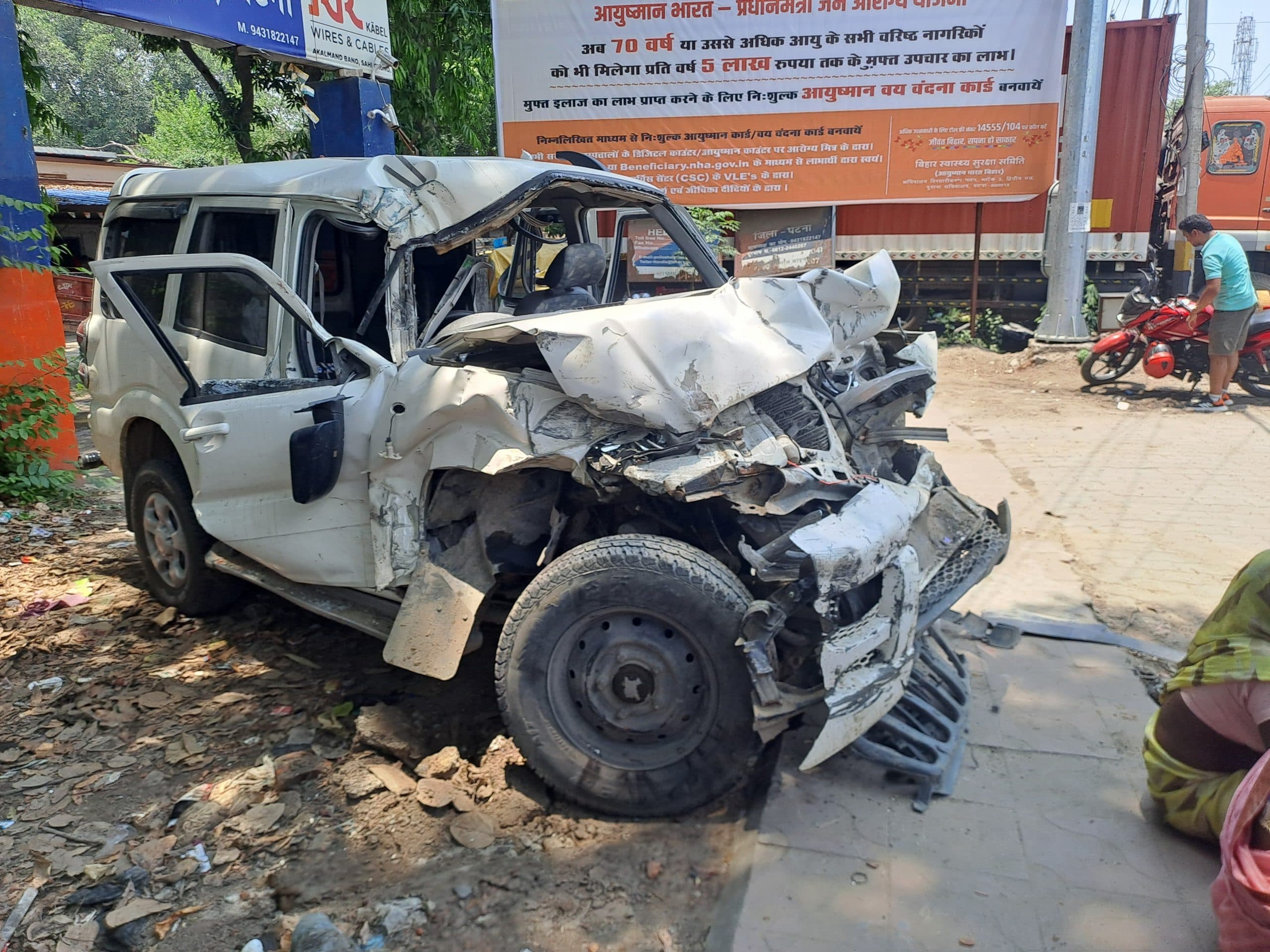 शराब से भरी स्कॉर्पियो हाइवा से टकरायी, चालक व खलासी घायल