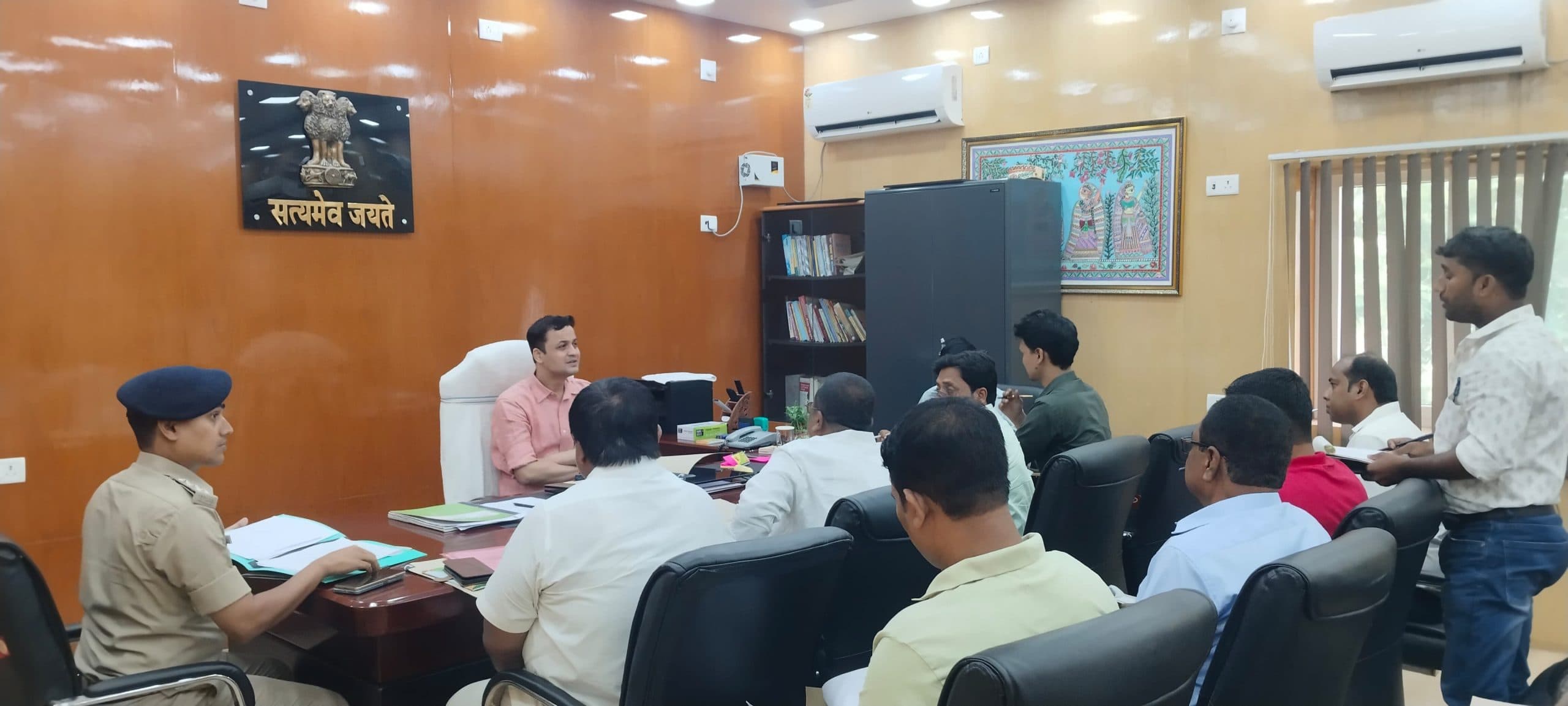 Madhubani : पीड़ित लाभुकों को ससमय राहत उपलब्ध करना सुनिश्चित करें: डीएम