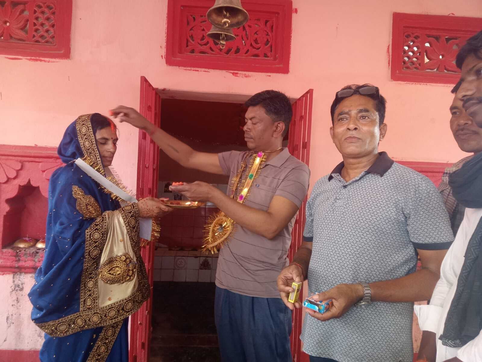 चार बच्चों के बाप ने शादीशुदा औरत से मंदिर में रचाई शादी