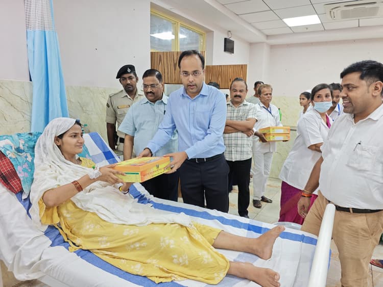 शिशु व प्रसूताओं की मृत्यु दर को समाप्त करने के लिए संस्थागत प्रसव जरूरी : डीएम