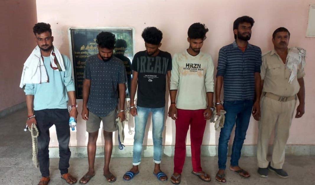 एक तस्कर व चार पियक्कड़ गिरफ्तार