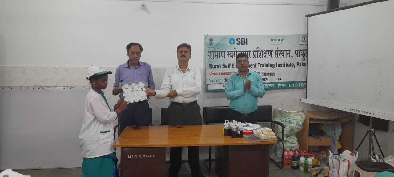 31 दीदियों को मिला उद्यमिता विकास प्रशिक्षण का प्रमाण-पत्र