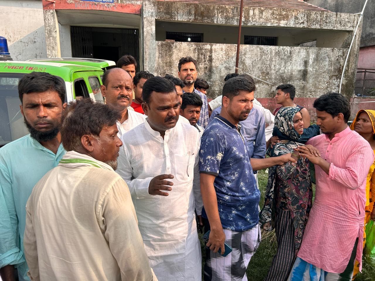 दो बाइकों की टक्कर में दो युवकों की मौत, तीन घायल