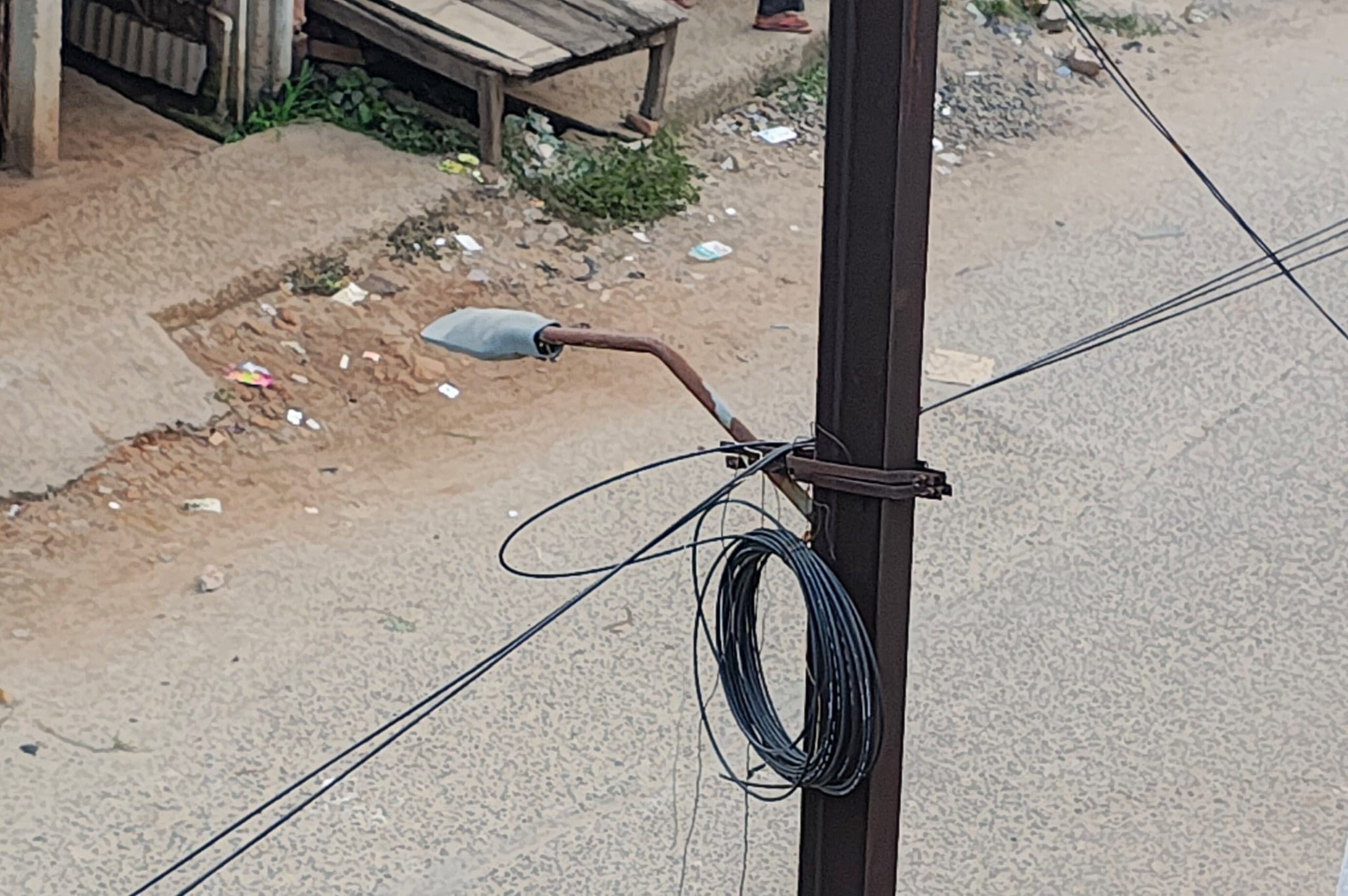 स्ट्रीट लाइट योजना असफल, पथरगामा की गलियों में पांच साल से पसरा अंधेरा