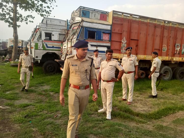 बाबा मोटर्स के वर्कशॉप में छापेमारी, 28 वाहन जब्त