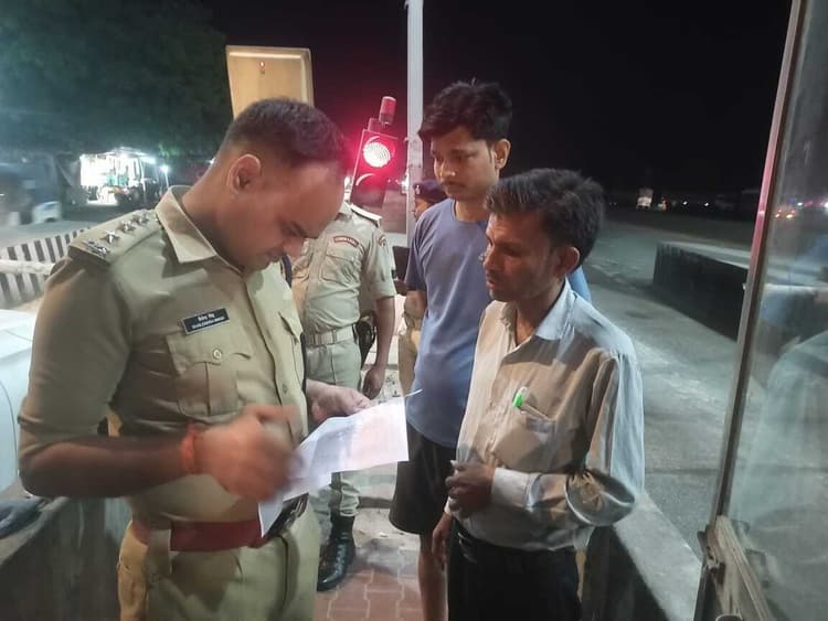 टोल मैनेजर समेत तीन गिरफ्तार