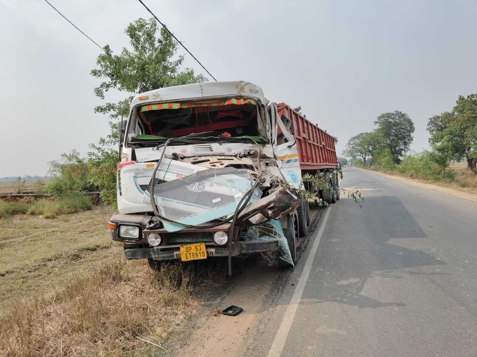 दो ट्रकों की आमने-सामने की टक्कर में एक चालक जख्मी