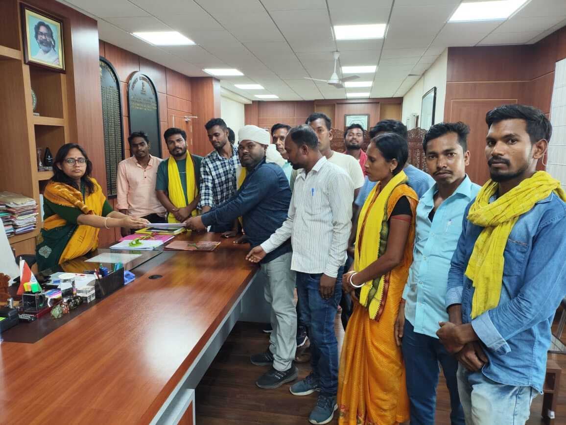 शिक्षक पात्रता नियमावली में कुडमाली भाषा को शामिल करने की मांग, डीसी को सौंपा पत्र