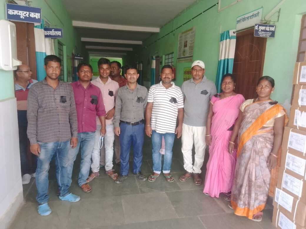 कंप्यूटर ऑपरेटरों का विरोध तेज, काला बिल्ला लगाकर किया कार्य