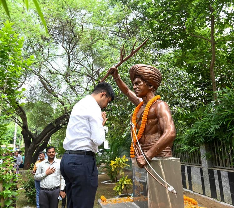 Deoghar News : भगवान बिरसा मुंडा की 125वीं पुण्यतिथि पर डीसी ने किया माल्यार्पण