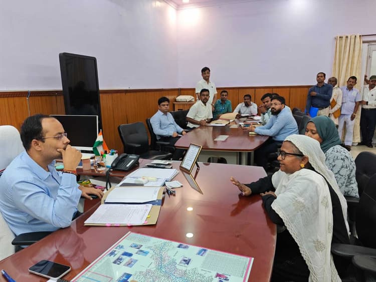 डीएम ने की 30 मामलों में सुनवाई