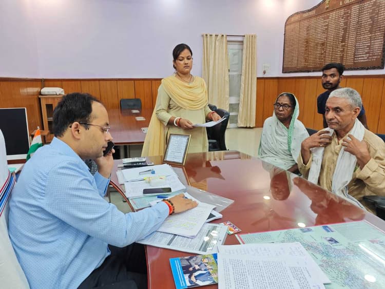 डीएम ने सुनीं 20 फरियादियों की शिकायतें